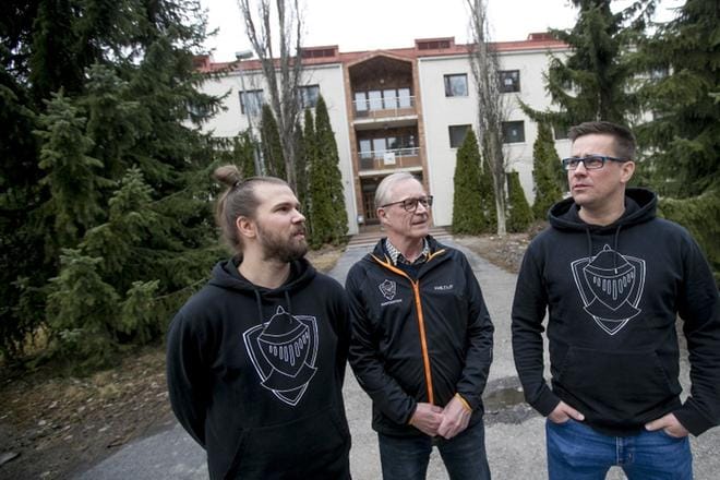 Juha Järvisen (vas.), Hannu Ritarin ja Jussi Saarijärven perintäyritys muuttaa toukokuussa uusiin toimitiloihin, entiseen Törnävän sairaalan hallintorakennukseen. Hannu Ritari perusti yrityksen tasan 30 vuotta sitten. KUVA: JAAKKO ELENIUS
