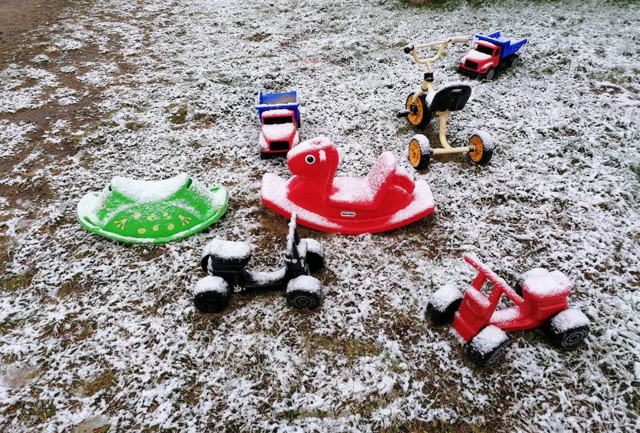 Kuusamon Nissinvaaran perhepäivähoidon lapset olivat innoissaan lumesta perjantaiaamuna. Lukijan kuva.