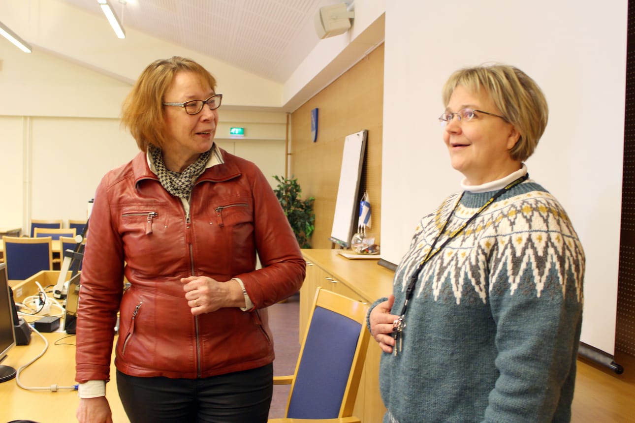 Pohjois-Pohjanmaan TYP-verkostopäällikkö Anna-Liisa Lämsä (vas.) vastaa nettikeskustelujen väitteisiin työllistymistä edistävästä monialaisesta yhteispalvelusta. Siikalatvalla vieraillut Lämsä on tutustunut myös paikkakunnan Sompa II -hankkeeseen, jota Helena Repo vetää.