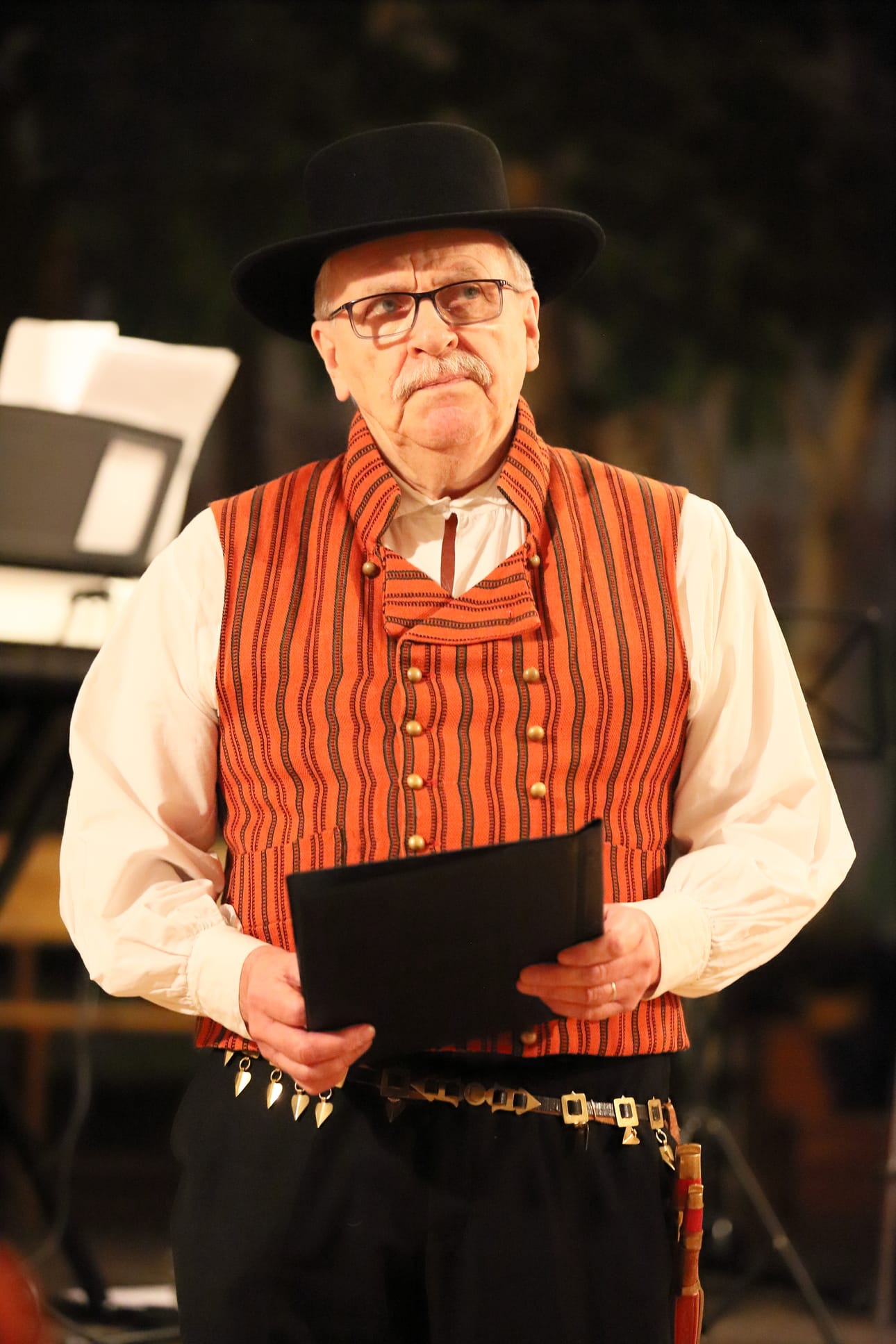 Matti Kamula lausui Kalevalaa.