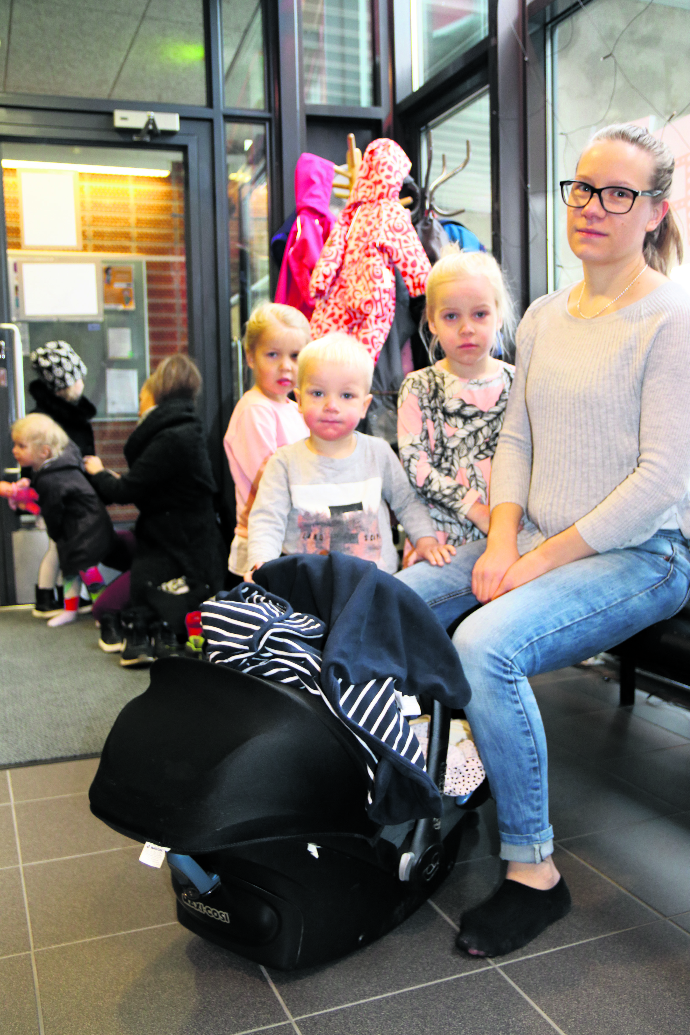 Kempeleen MLL:n perhekahvila on suosittu kokoontumispaikka. Jenni Käkelä oli lastensa kanssa käymässä toista kertaa. Kahvilasta löytyi uusia porinakavereita kesällä Kempeleeseen muuttaneelle perheelle.