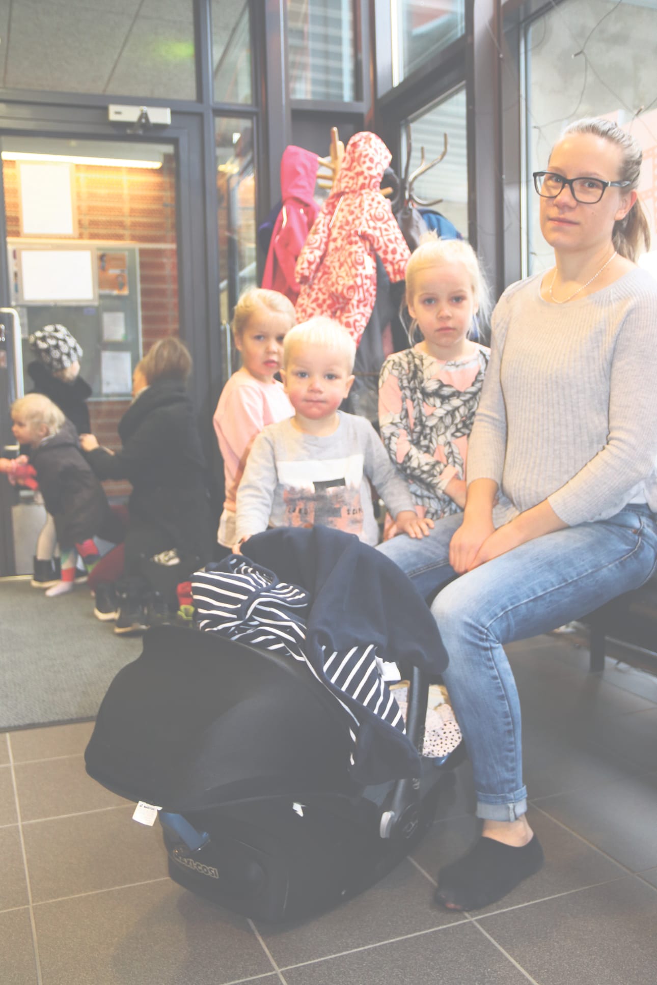 Kempeleen MLL:n perhekahvila on suosittu kokoontumispaikka. Jenni Käkelä oli lastensa kanssa käymässä toista kertaa. Kahvilasta löytyi uusia porinakavereita kesällä Kempeleeseen muuttaneelle perheelle.
