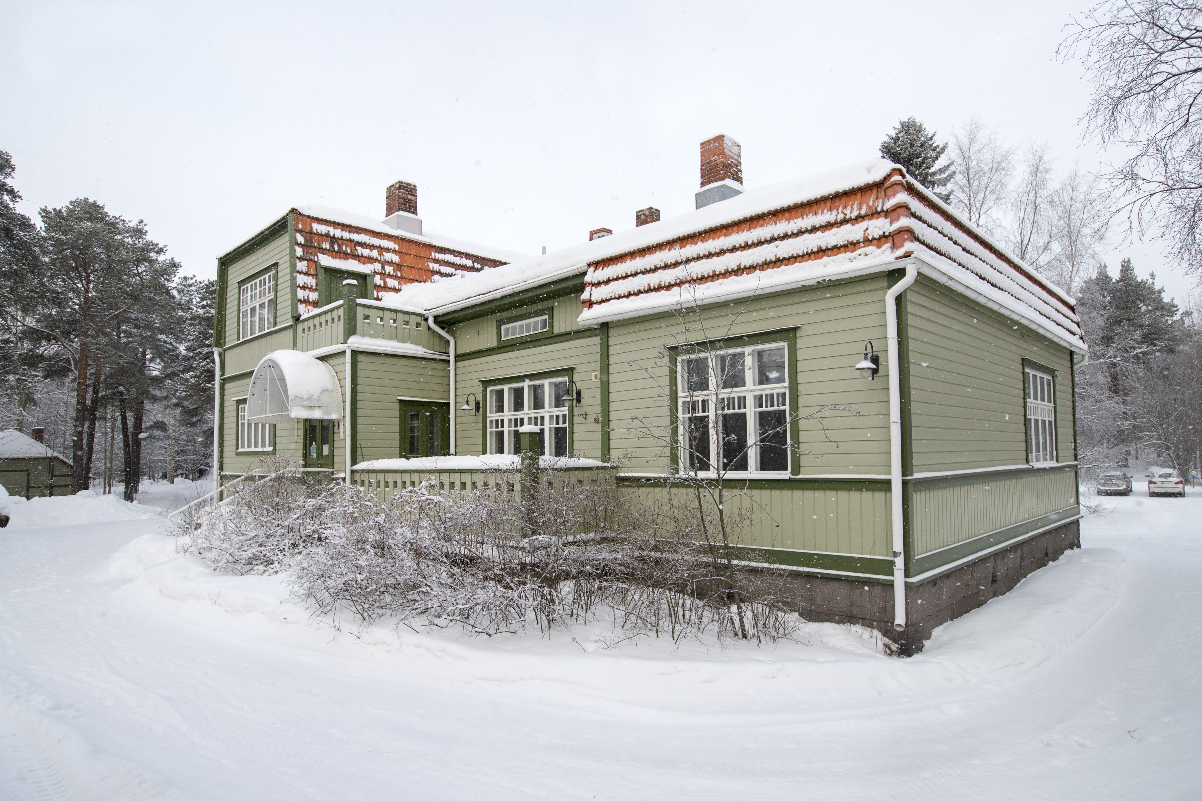 Yksi Tuirantien puoleinen rakennus on jo tyhjä: vanha ylilääkärin asunto, jossa viimeksi oli kriisikeskus. Oulun kaupunki on saanut Tuiranpuiston säilyttämisestä Viisikantapalkinnon vuonna 2005.