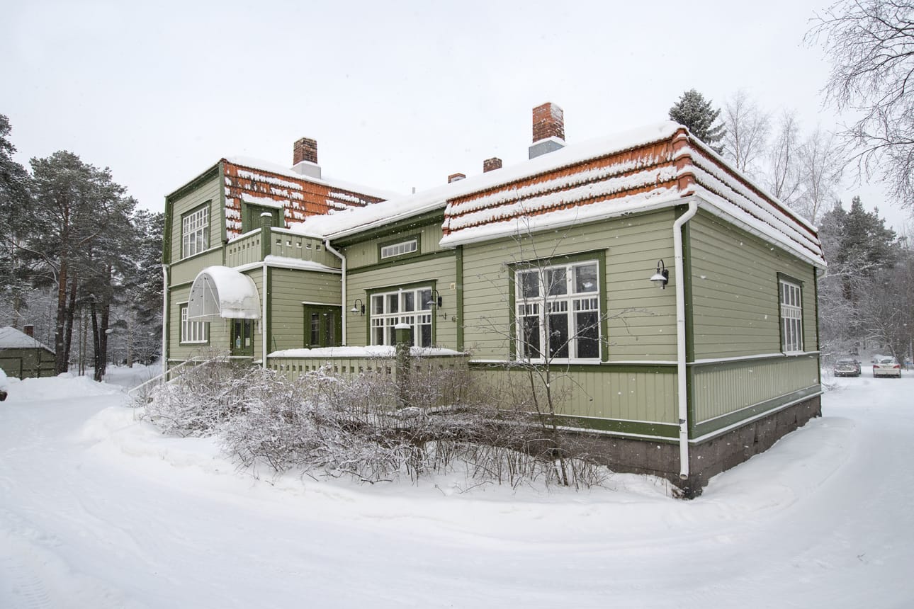 Yksi Tuirantien puoleinen rakennus on jo tyhjä: vanha ylilääkärin asunto, jossa viimeksi oli kriisikeskus. Oulun kaupunki on saanut Tuiranpuiston säilyttämisestä Viisikantapalkinnon vuonna 2005.