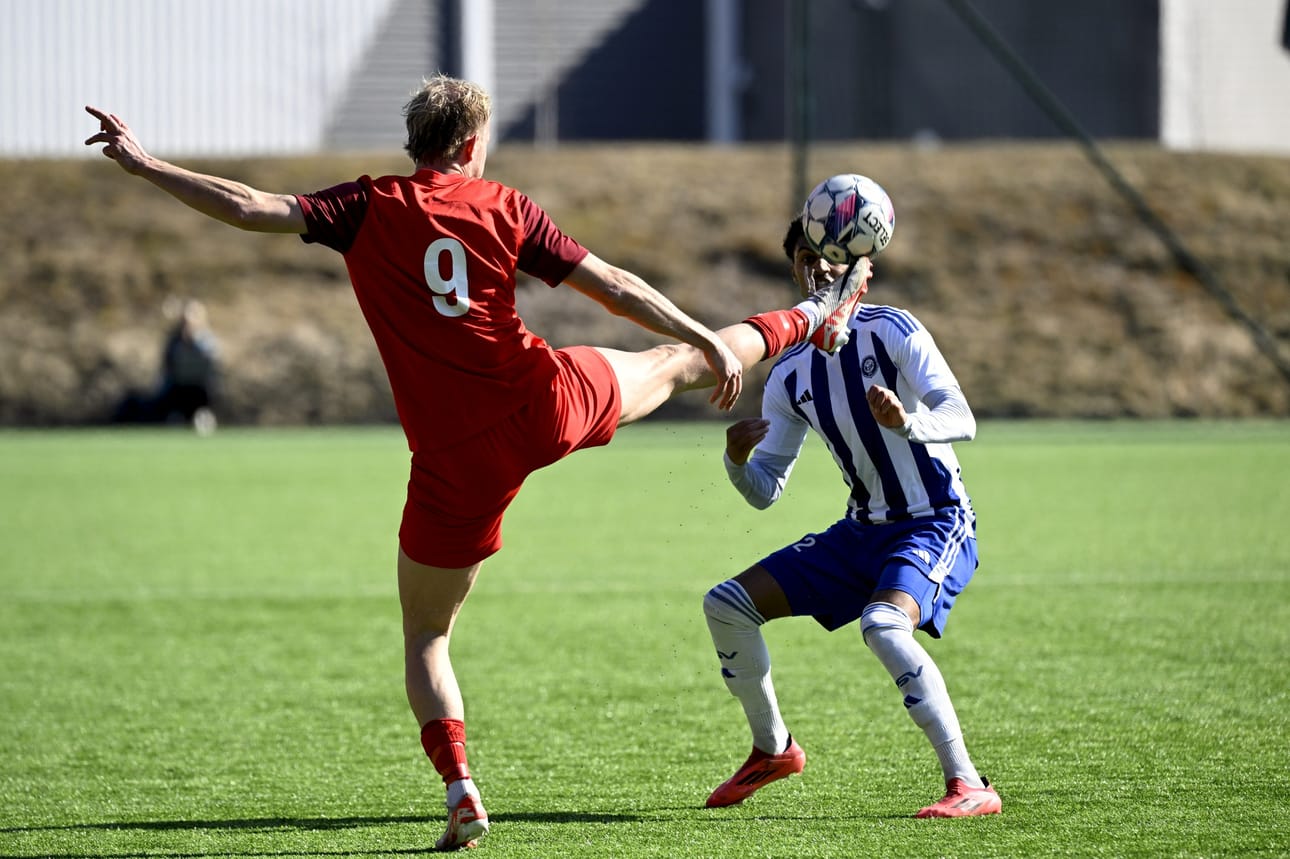 Interin Jasse Tuominen (vas.) ja HJK:n Brooklyn Lyons-Foster liigacupin loppuottelussa. LEHTIKUVA / Antti Aimo-Koivisto