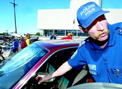 Putsattu auto. Komisario Jyrki Haapala esittelee, miltä varkaiden kynsiin joutunut auto näyttää. Haukiputaan poliisi kampanjoi autovarkaita vastaan lauantaina Oulun Kauppatorilla.