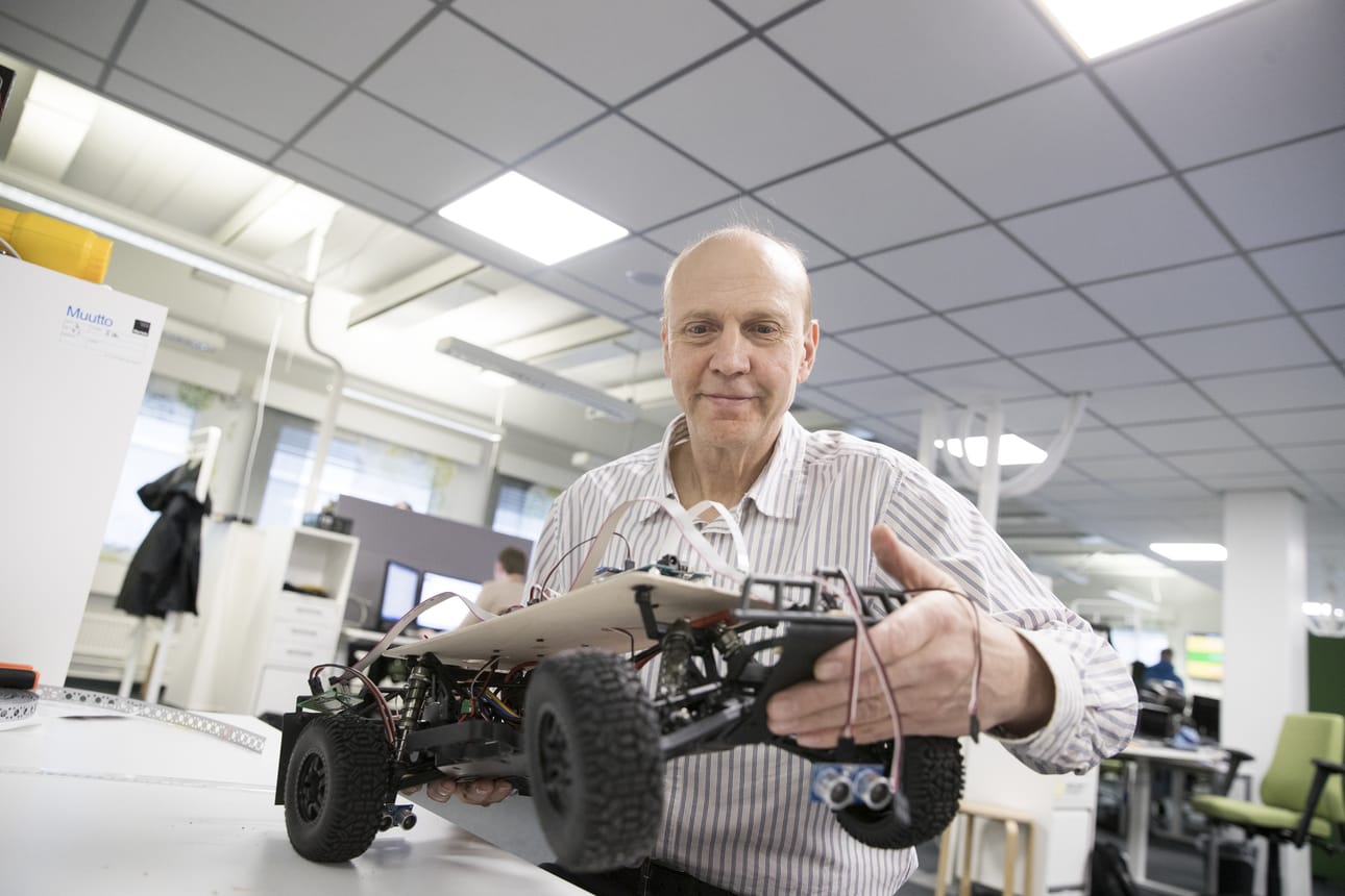 Elektrobit Automotive Finlandin toimitusjohtajan Veli-Matti Ihmeen mukaan autoissa riittää jatkossakin paljon ohjelmistotyötä.