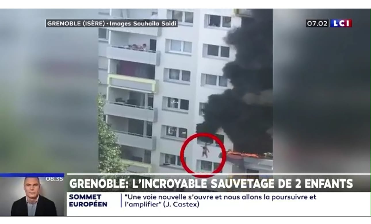 Videolta näkyy, kuinka lapset pudottautuvat ikkunasta kadulle. Kuvakaappaus ranskalaisen LCI-kanavan sivulta.