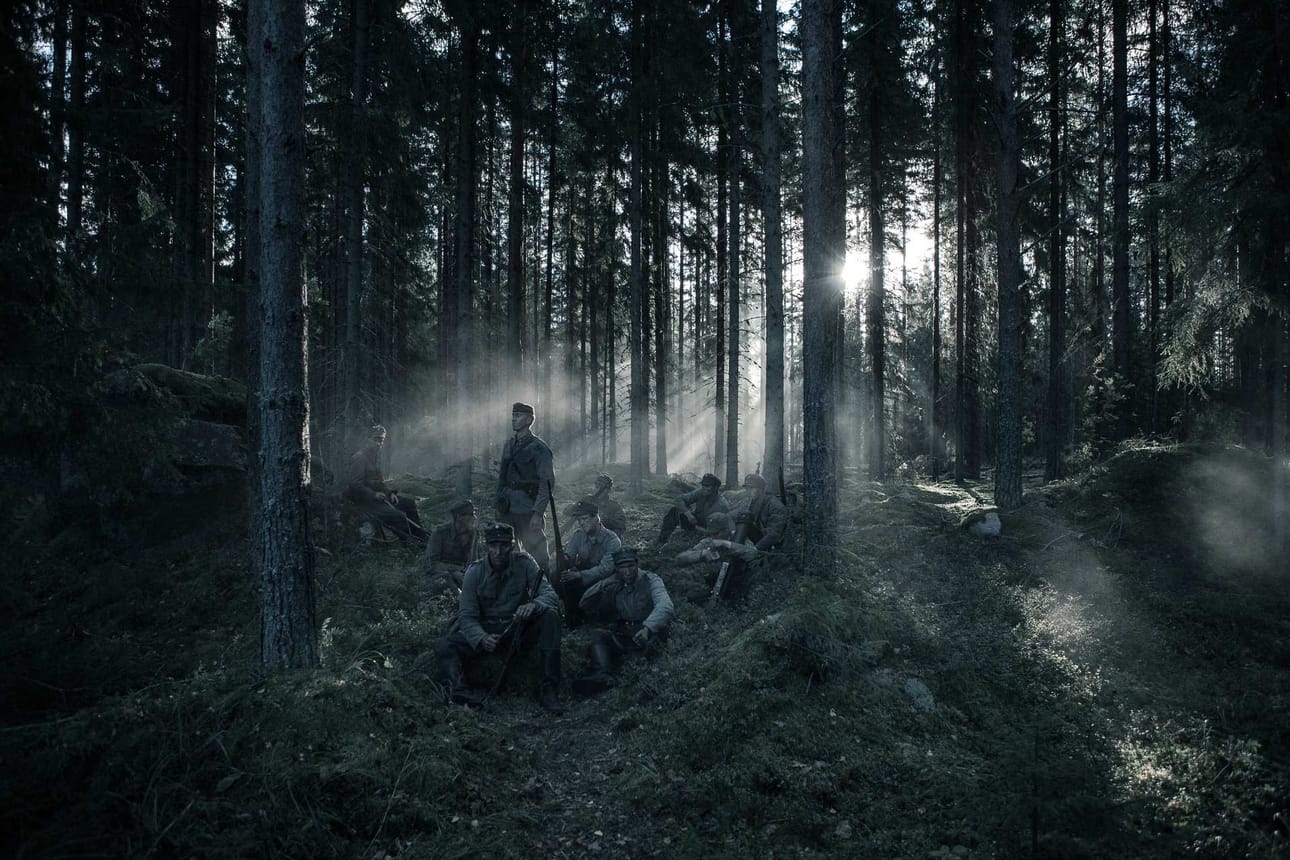 Mika Orasmaa ansaitsee kiitoksen kuvauksestaan sekä avarimmissa otoksissa että kameran viemisestä keskelle sotaa.