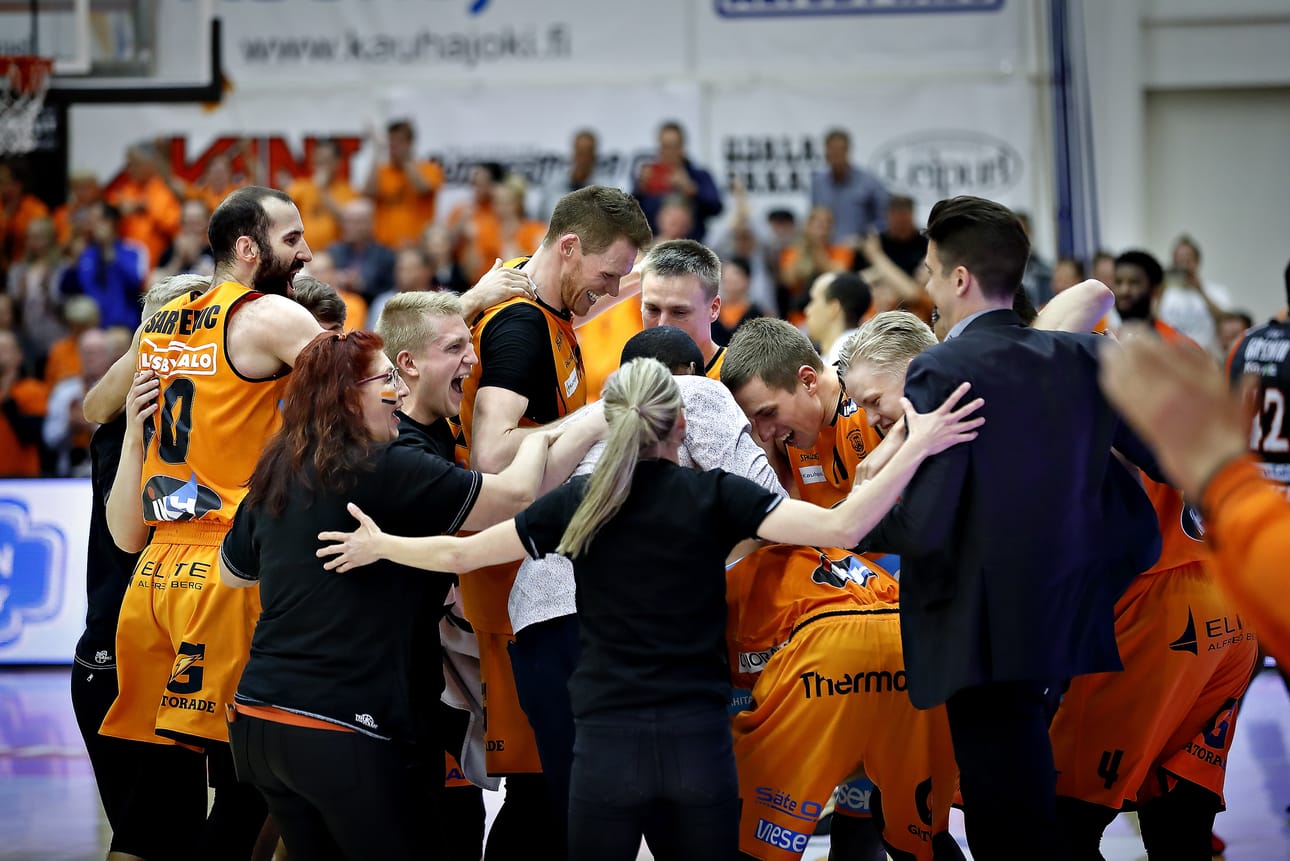 Toistuuko tämä riemu? Karhu Basket voitti vuonna 2019 finaalisarjan Kouvolan Kouvot. Vuotta aiemmin finaaleissa kaatui Salon Vilpas. Arkistokuva vuodelta 2019:
