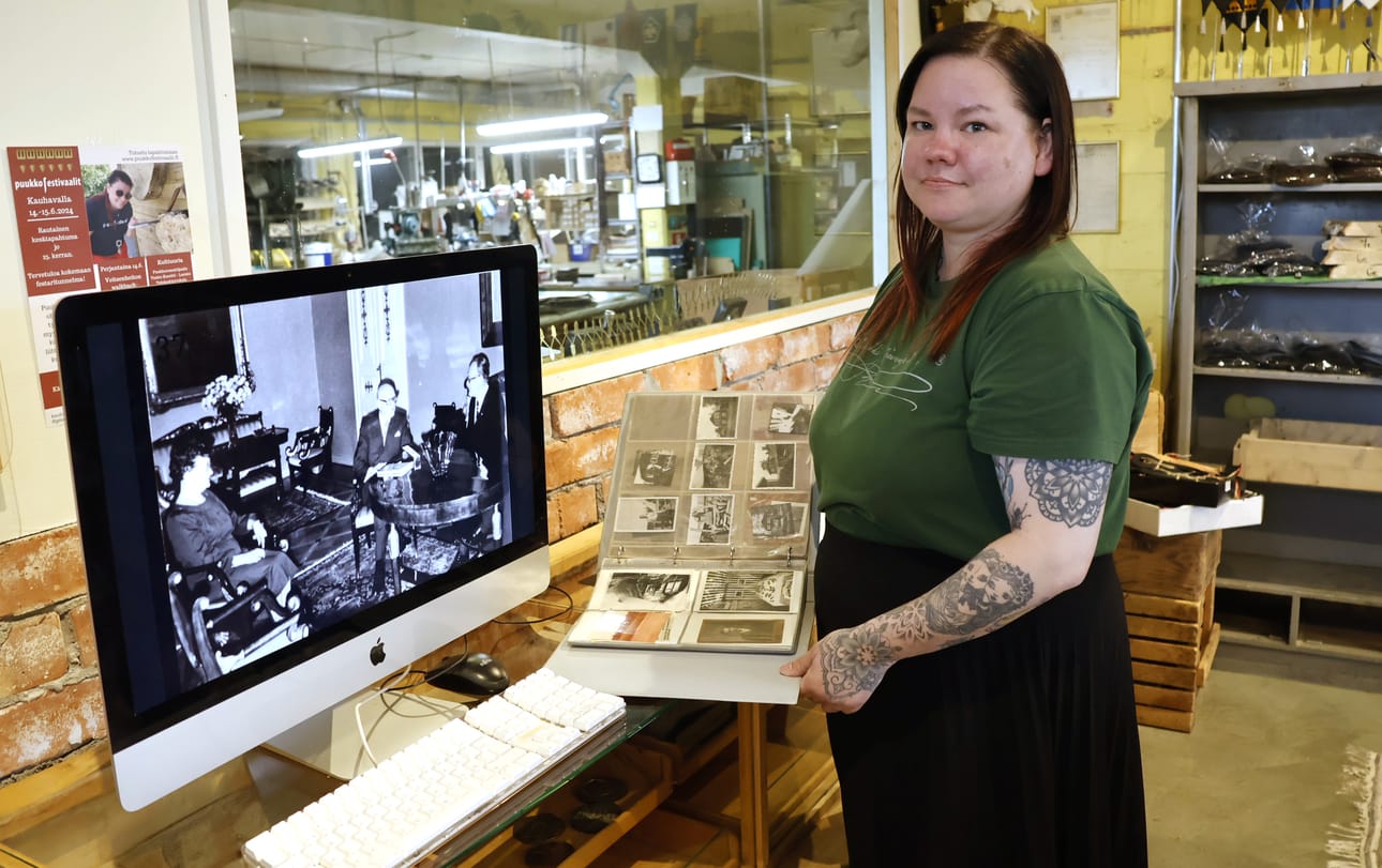Iisakki Järvenpään puukkotehtaan myymälänhoitaja Susanna Lauri on koonnut vanhoista valokuvista näyttelyn. Kuvia voi käydä katselemassa tällä viikolla kahden tietokoneen ruudulta. Talon väki ilahtuu, jos saa lisätietoa otoksista.