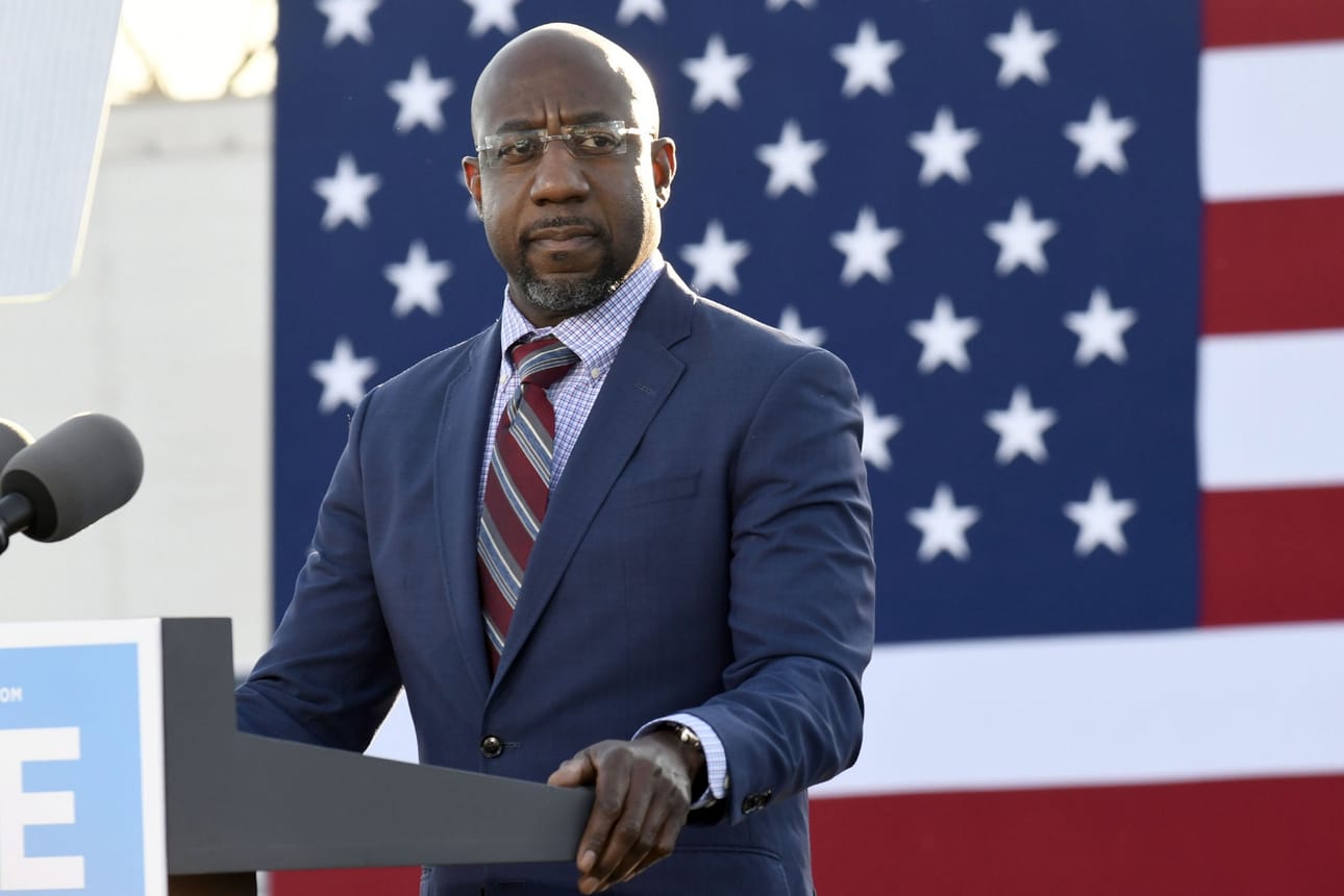 Georgian senaattoriksi pyrkivä pastori Raphael Warnock puhui vaalitilaisuudessa ennen presidentiksi valittua Joe Bidenia Atlantassa maanantaina. Warnock olisi ensimmäinen musta senaattori osavaltiosta.