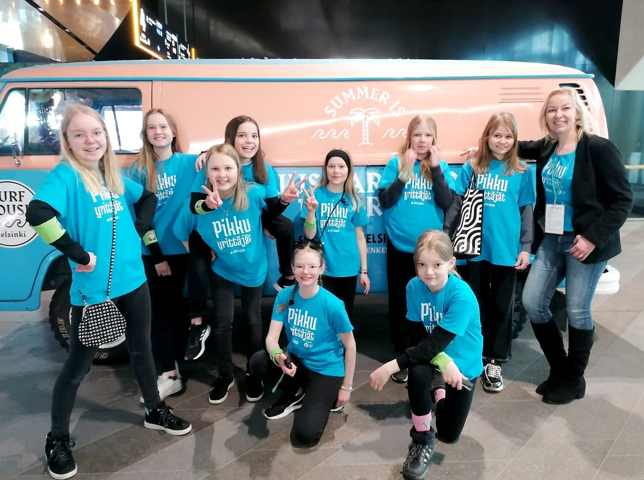 Meri Yli-Sikkilä, Karoliina Joensuu, Loviisa Kantonen, Vilma Kellokoski, Ellen Sivula, Alina Viitasaari, Senja Lumijärvi, Emmi-Lotta Hotakainen ja opettaja Anne Kantola hyvin menneen finaalin jälkeen.