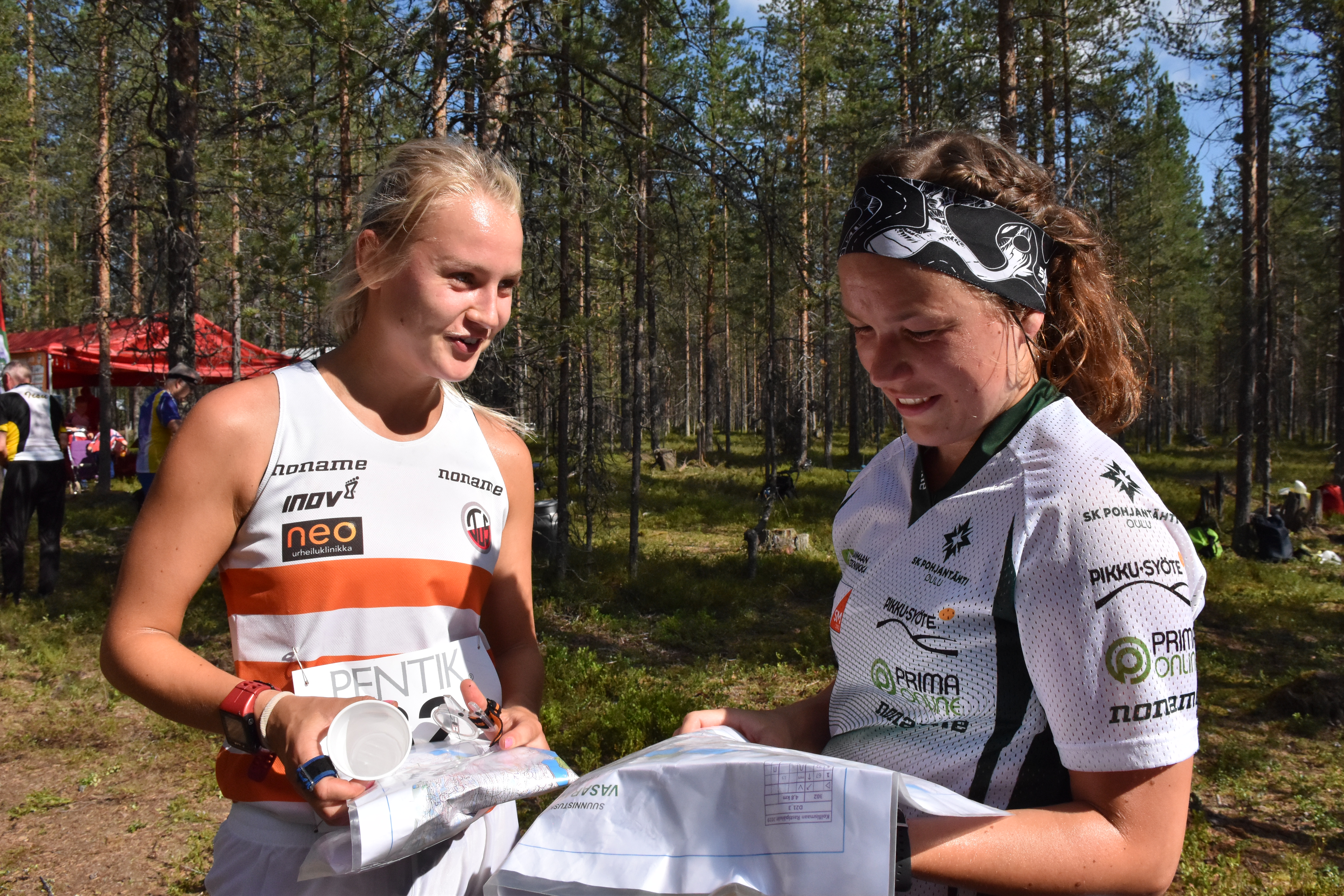 Turun Suunnistajien Sonja Julkunen ja SK Pohjantähden Saana-Maria Rahko vertailevat valitsemiaan reittejä Vasaravaarassa lauantaina. Naisten pääsarjassa Rahko oli 4. ja Julkunen 7.