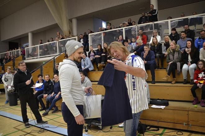 Vedon puheenjohtajana on aloittanut Jari Lakaniemi. Hän luovutti Sami Gustafssonille tänä vuonna juhlivan Vedon 85-vuotisjuhlapaidan. KUVA: MARKKU TURPELA
