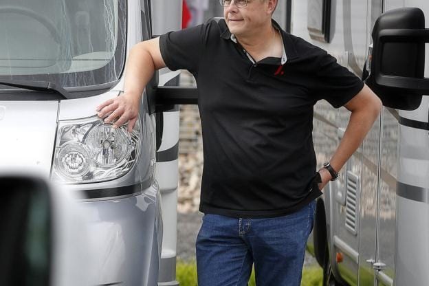 J. Rinta-Jouppi Oy:n myyntijohtajan Markku Ala-Hakunin sähköistetyt autot kiinnostavat niiden uuden auton ostajia kuin vaihtoautokaupoille tulevia. ARKISTOKUVA: KARI LÖFHJELM