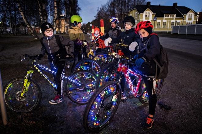 Onni Hopiavuori, Linus Tallqvist, Colin Gäddnäs, Milton Björk ja Hannes Asplund ovat innostuneet polkupyörien tuunaamisesta joulukoristeilla. KUVA: CLAS-OLAV SLOTTE