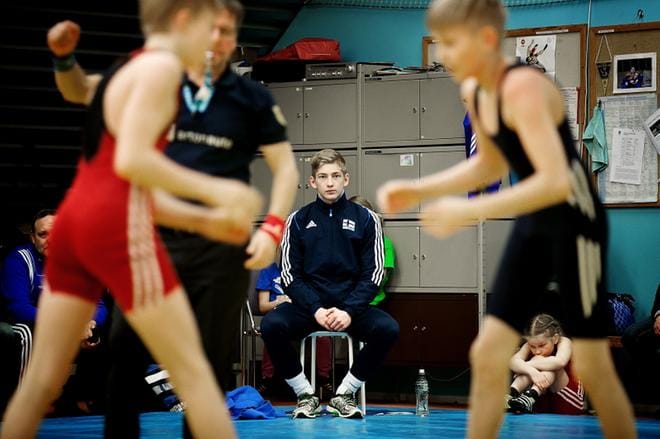 Waltteri Latvala on eturivin vaasalaispainija, joka tavoittelee edustuspaikkaa kadettien EM-kisoihin. Lauantaina Latvala seurasi nuorempien painimista molskin reunalta. Kuva: Timo Annanpalo