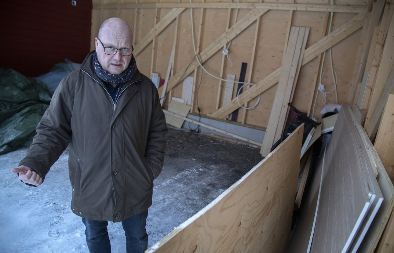 Mikko Laakkonen huomasi viime kesänä, kuinka puun hinta saattoi nousta paljon jopa yhden viikon aikana. Autokatos on viimeistelytöitä vaille valmis.