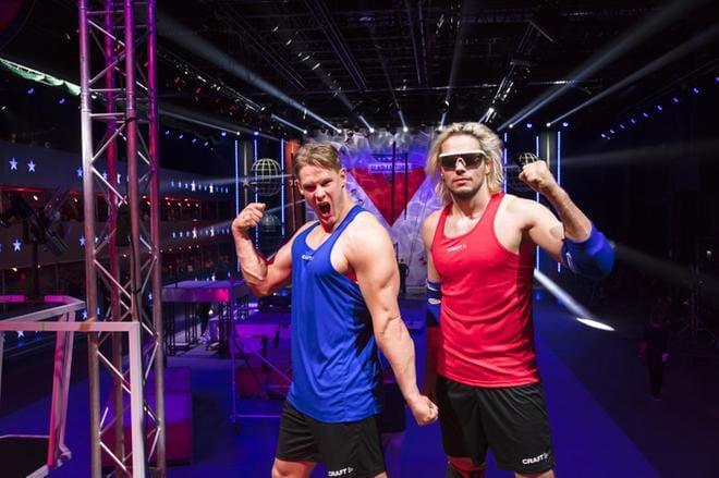 Kilpailija Tuomas Simola (oikealla) käyttää itsestään roolinimeä Voittamaton. Gladiaattoreiden ensimmäisessä jaksossa Simolan kanssa kisaa myös Mikko Jokinen.