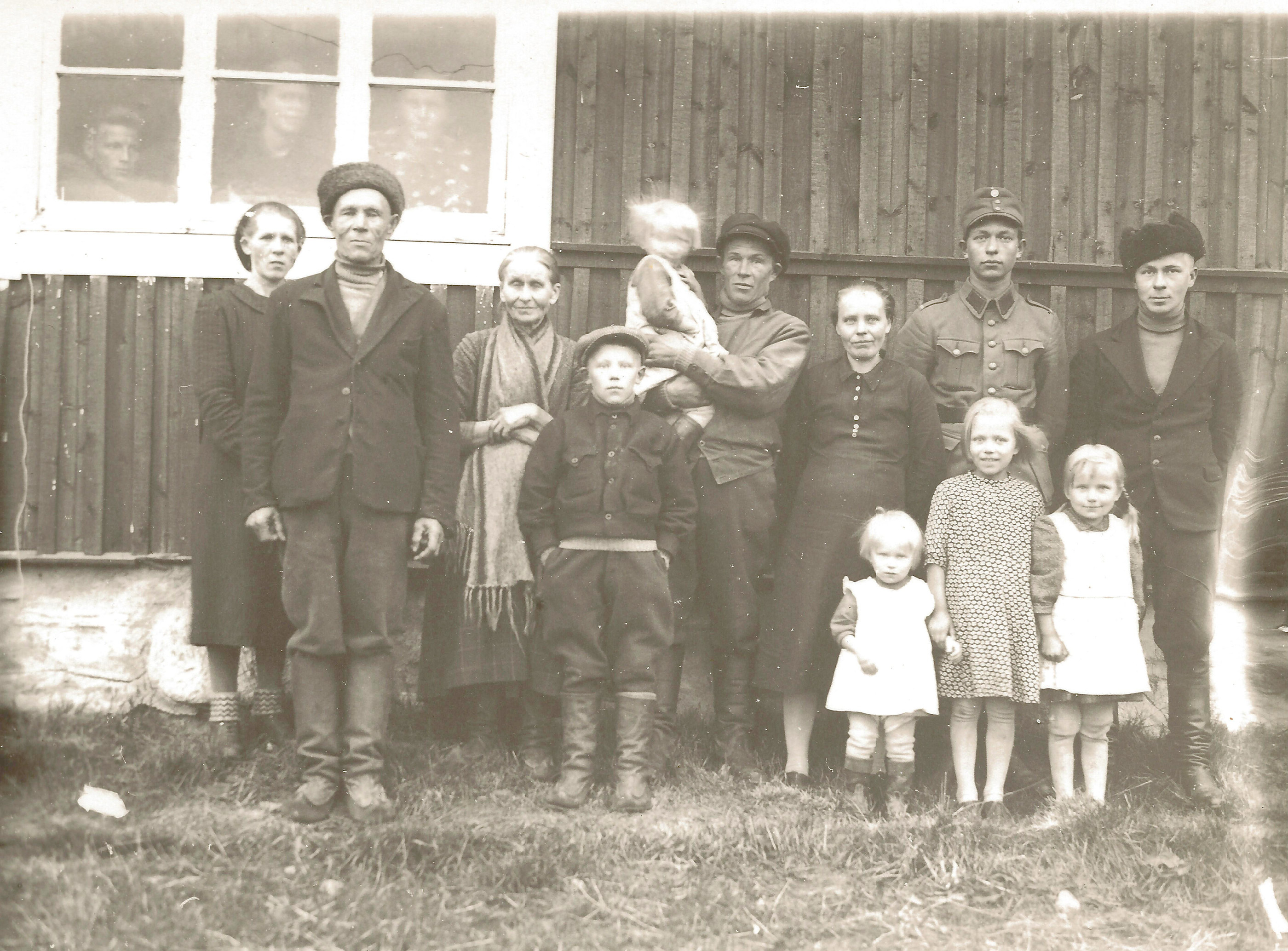 Armeijasta lomalla ollessaan Johannes sai Tavelassa ilmaisen ruuan ja olla kuin kotona. Tavelassa 1940-luvulla vasemmalta Iida Veteläinen, Juho (Janne) Aabram Veteläinen ja vaimo Eriika (Riika). Edessä Antero-poika, Yrjö Veteläinen (Tavi Yrjö) sylissään Kerttu-vauva ja vierellään vaimo Lempi. Johannes Arhippainen ja hänen ystävänsä Riihelän Antti Granroth (oik.) sekä edessä oikealla Yrjön ja Lempin nuoremmat lapset Liisa (vas.), Anna ja Eeva. Kuvasta puuttuu Tavi Yrjön vanhin lapsi Eino (Essa).