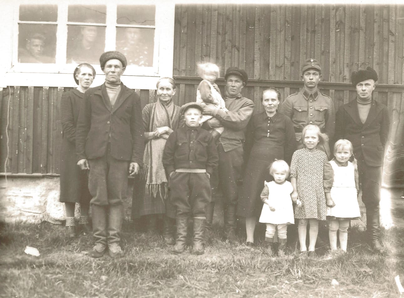Armeijasta lomalla ollessaan Johannes sai Tavelassa ilmaisen ruuan ja olla kuin kotona. Tavelassa 1940-luvulla vasemmalta Iida Veteläinen, Juho (Janne) Aabram Veteläinen ja vaimo Eriika (Riika). Edessä Antero-poika, Yrjö Veteläinen (Tavi Yrjö) sylissään Kerttu-vauva ja vierellään vaimo Lempi. Johannes Arhippainen ja hänen ystävänsä Riihelän Antti Granroth (oik.) sekä edessä oikealla Yrjön ja Lempin nuoremmat lapset Liisa (vas.), Anna ja Eeva. Kuvasta puuttuu Tavi Yrjön vanhin lapsi Eino (Essa).