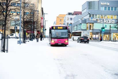 Joulun pyhät tuovat muutoksia aukioloihin ja aikatauluihin – Oulussa linja-autot lopettavat liikennöinnin jouluaattona ennen kello 16