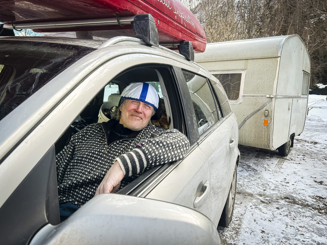 Lauri Snellman osti farmari-Opelin huutokaupasta. Auto on täynnä tavaraa, jotta pitkä matka asuntovaunun kanssa Italiaan on onnistunut.