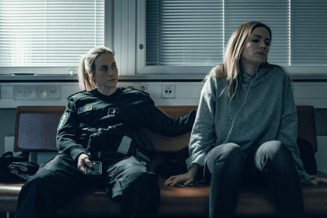 Ivalolainen poliisi Nina Kautsalo (Iina Kuustonen) tekee kammottavan löydön erämaamökin kellarista. Pian virustutkimus muuttuu Ninalle myös henkilökohtaiseksi. Kuvioissa on myös Ninan elämän kolhima sisko (Pihla Viitala). KUVA: Hannele Majaniemi