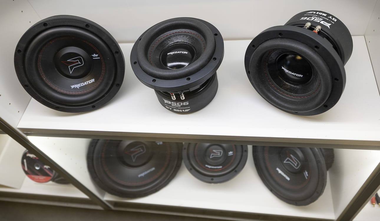 Innokkaimmat musiikkinaiset ja -miehet asentelevat autoihin lisäkaiuttimia, jotka tuottavat parhaimmillaan tai pahimmillaan korviahuumaavia desibelilukemia.