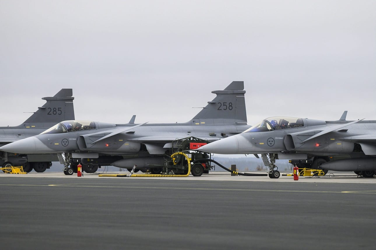 Ruotsin ilmavoimien hävittäjiä Ilmavoimien harjoituksessa lokakuussa Rovaniemellä. LEHTIKUVA / JOUNI PORSANGER