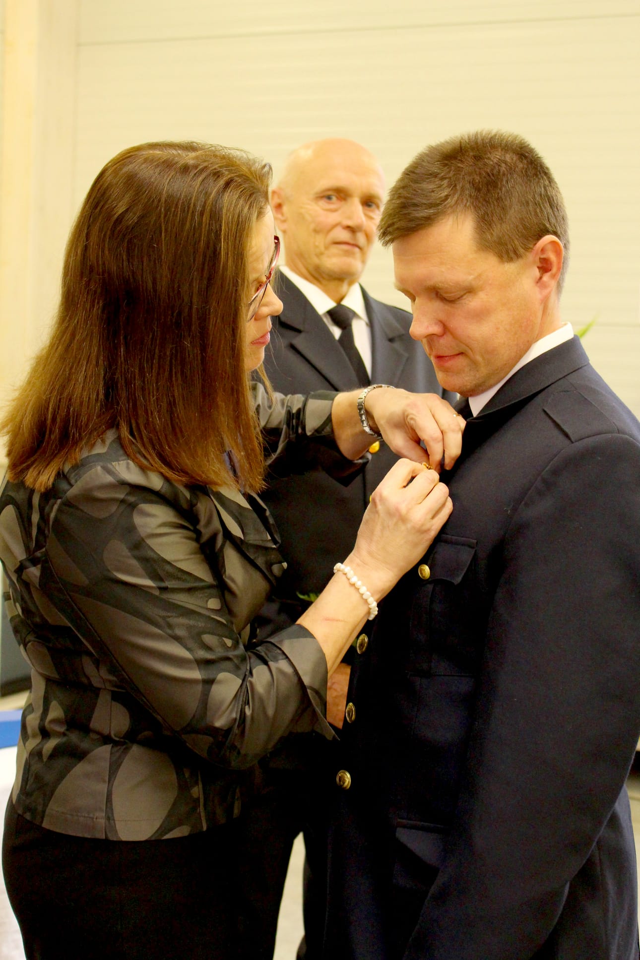 Paloaseman rakennuttajalle, sopimuspalokunnan johtaja Markku Leinoselle annettiin tunnustusta. Päivi Nerg kiinnitti kunniamerkin, taustalla toimialapäällikkö Pekka Kankaanpää.