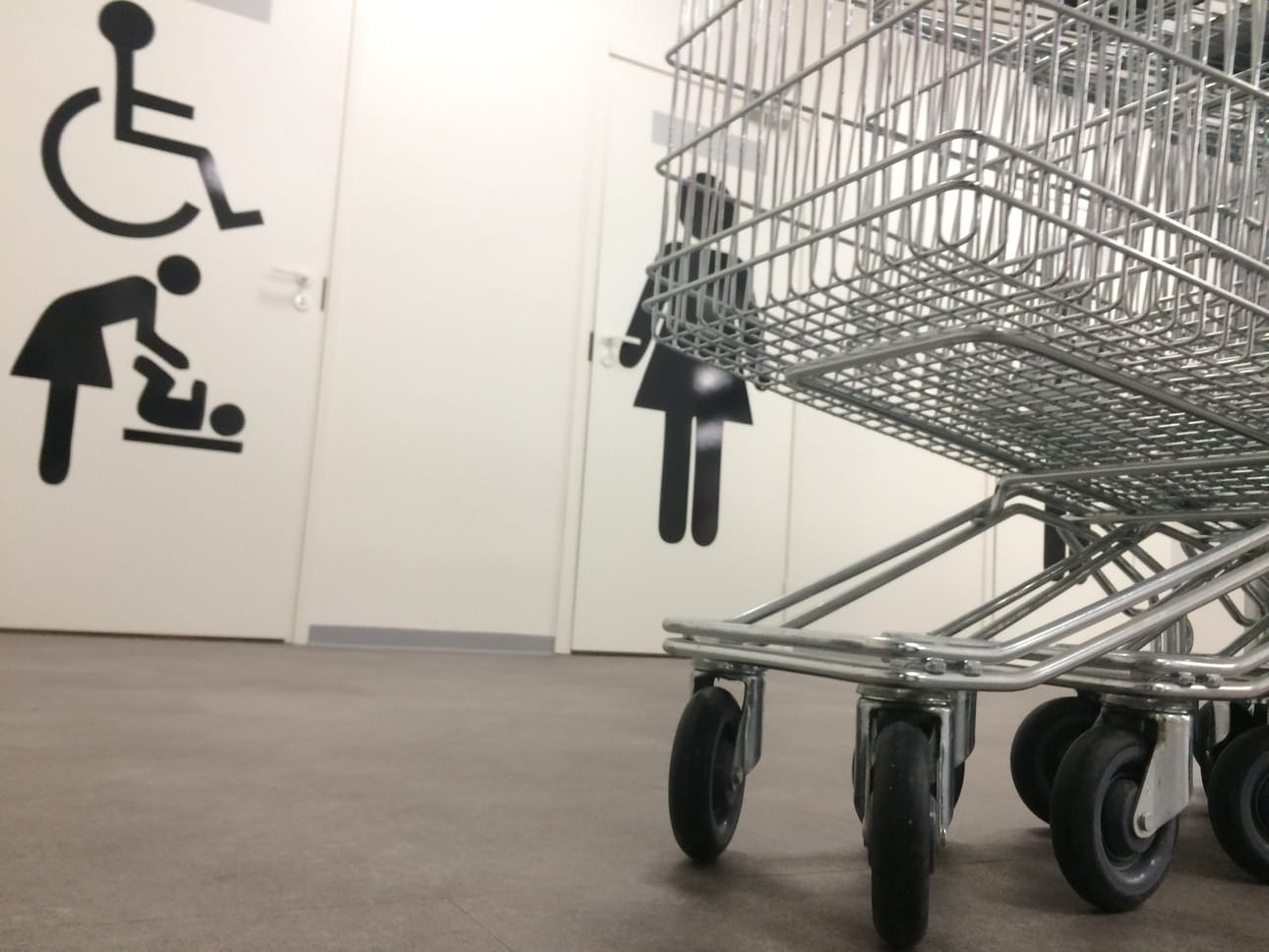 Kauppakeskuksen inva-vessasta keskuksen vartija löysi huumeruiskun. Myös kauppakeskuksen pihalta roskakoreista on löydetty huumeruiskuja.