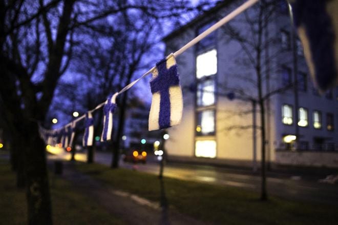Alakoulun oppilailta meni puolisen tuntia huovutetun lipun tekemiseen. Valmiit liput kiinnitettiin yhteen suureksi teokseksi ja ripustettiin Korsholmanpuistikon puihin. Kuva: Paula Kaskimaa
