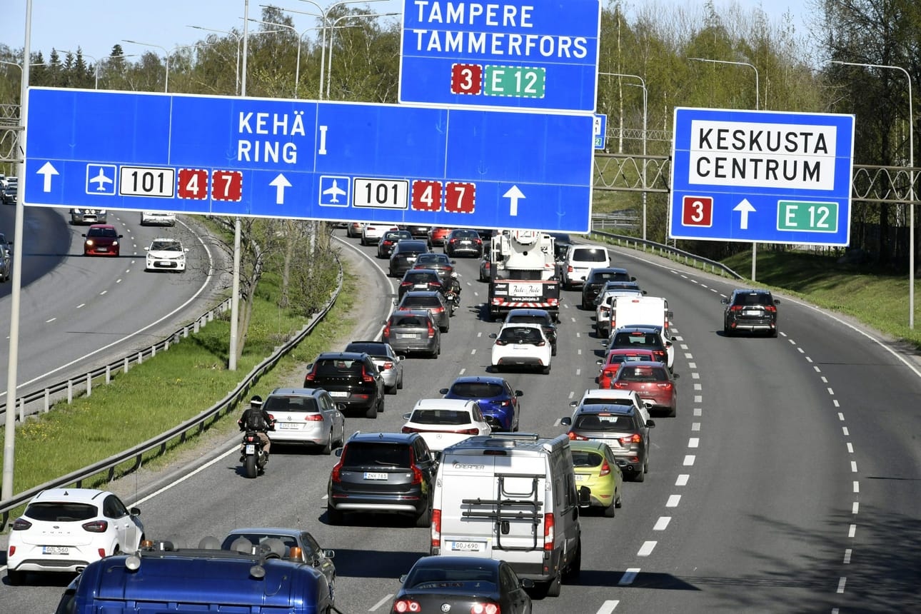 Menoliikenne jatkuu perjantaiaamuna ja on vilkkaimmillaan päivällä kello yhdentoista ja kolmen välillä. LEHTIKUVA / Kimmo Penttinen