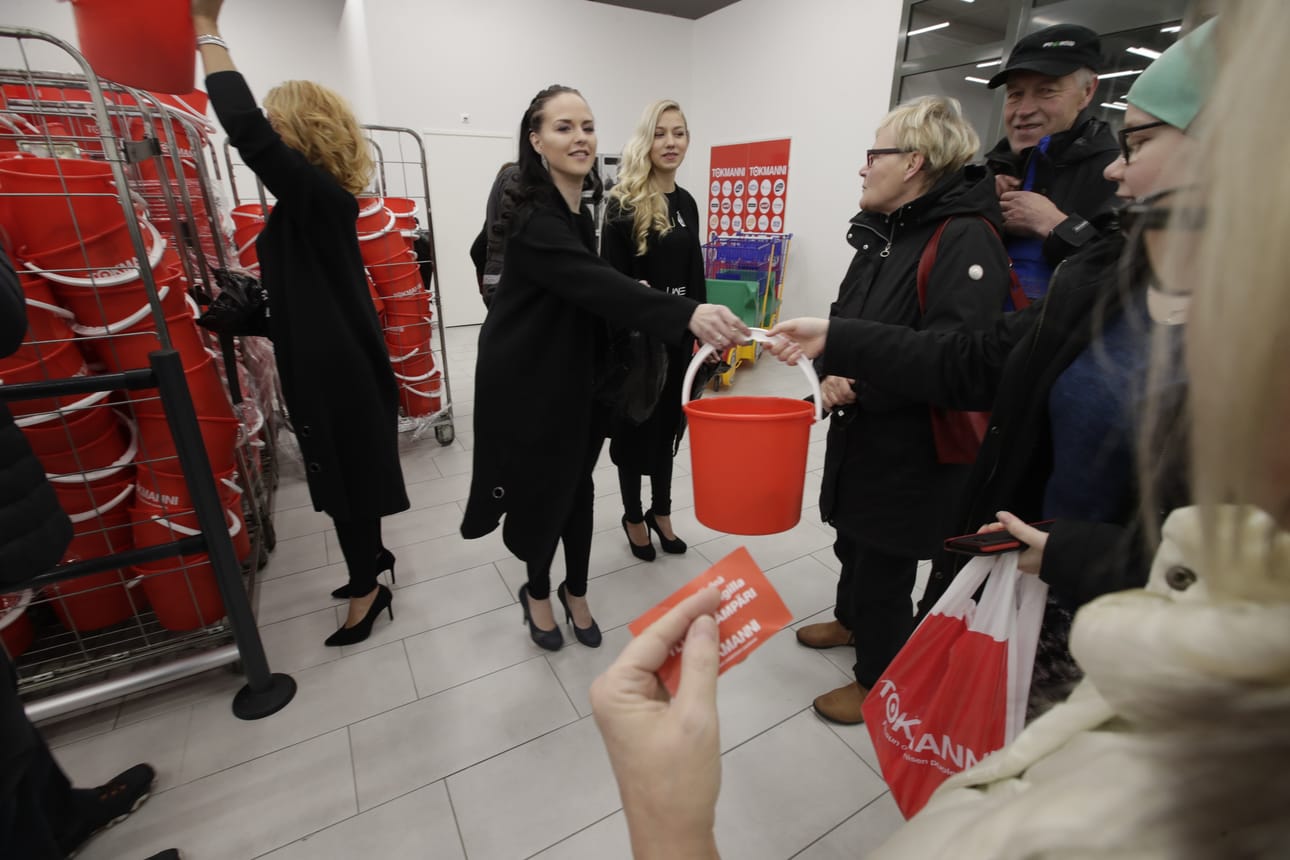 Miss Oulu -finalistit jakoivat yllätysämpäreitä Kaakkurin Tokmannin avajaisissa.