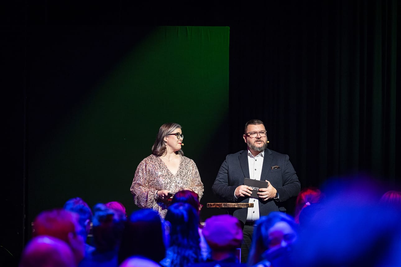 PikiTalkin juontajakaksikkona nähdään Oulun teatterin toimitusjohtaja Anu-Maarit Moilanen ja Kaleva Median yleisösuhdepäällikkö Sauli Pahkasalo.