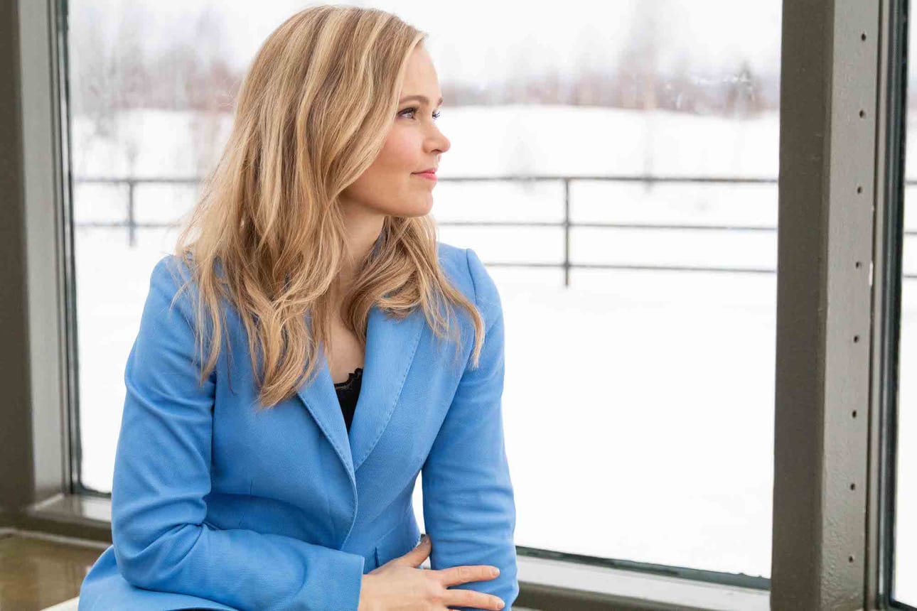 "Hymy ja positiivisuus ovat asennevalinta, minulla on aina ollut tahto selvitä ja halu nähdä asiat positiivisesti, vaikka monet itkut onkin itketty."