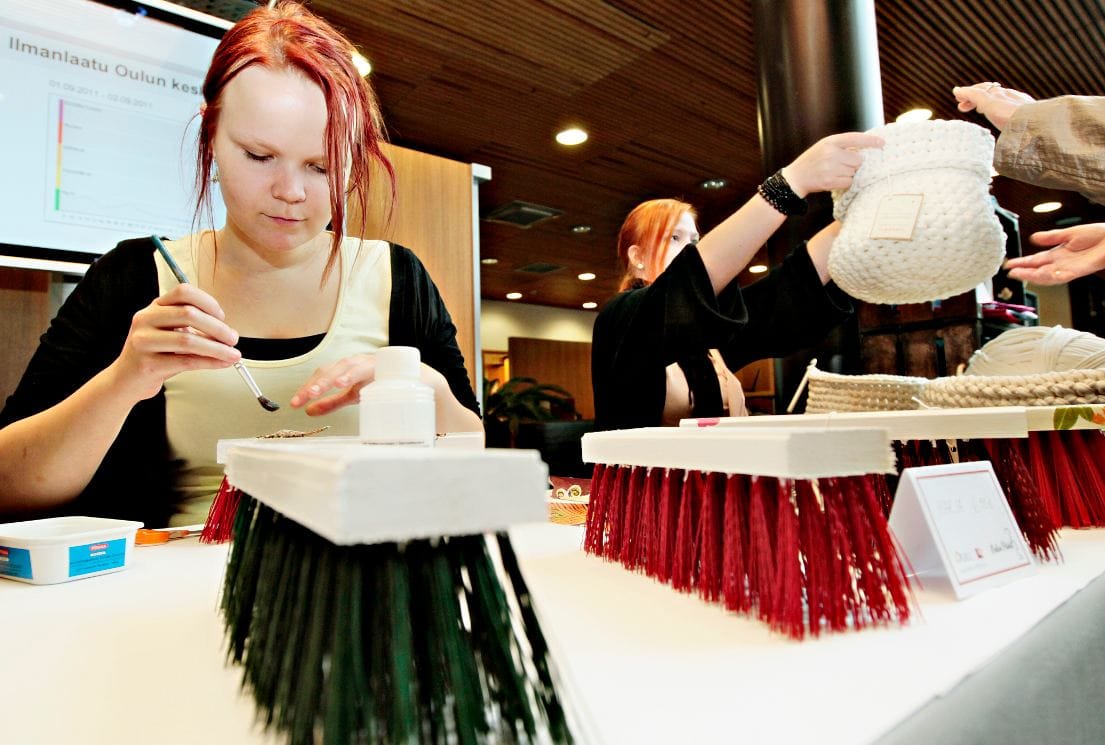 Riikka Tossavainen (vas.) ja Sonja Mertaniemi nuorten työpajasta tekivät tekivät Oulun päivien aikana 2011 käsitöitä suoraan myyntiin.