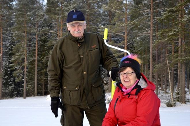 Kalastustoimikunnan puheenjohtaja Matti Hiipakka ja sihteeri Raili Rantala tietävät Säläisjärven olevan matkailijoiden suosiossa. KUVA: HANNELE YLI-VIITALA
