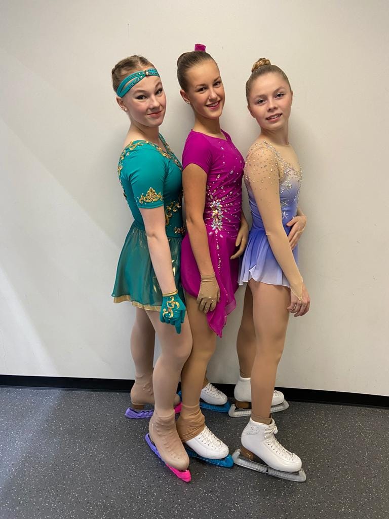 Oulun Luistelukerhosta SM-noviisien sarjassa viikonloppuna kisaavat Neea Lehtiniemi (vas.), Juulia Alenius ja Minttu Ahvenlampi.
