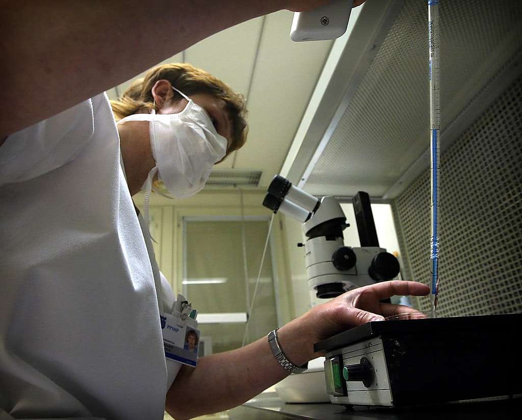Kaikki klinikat Suomessa eivät anna hedelmöityshoitoa naispareille.