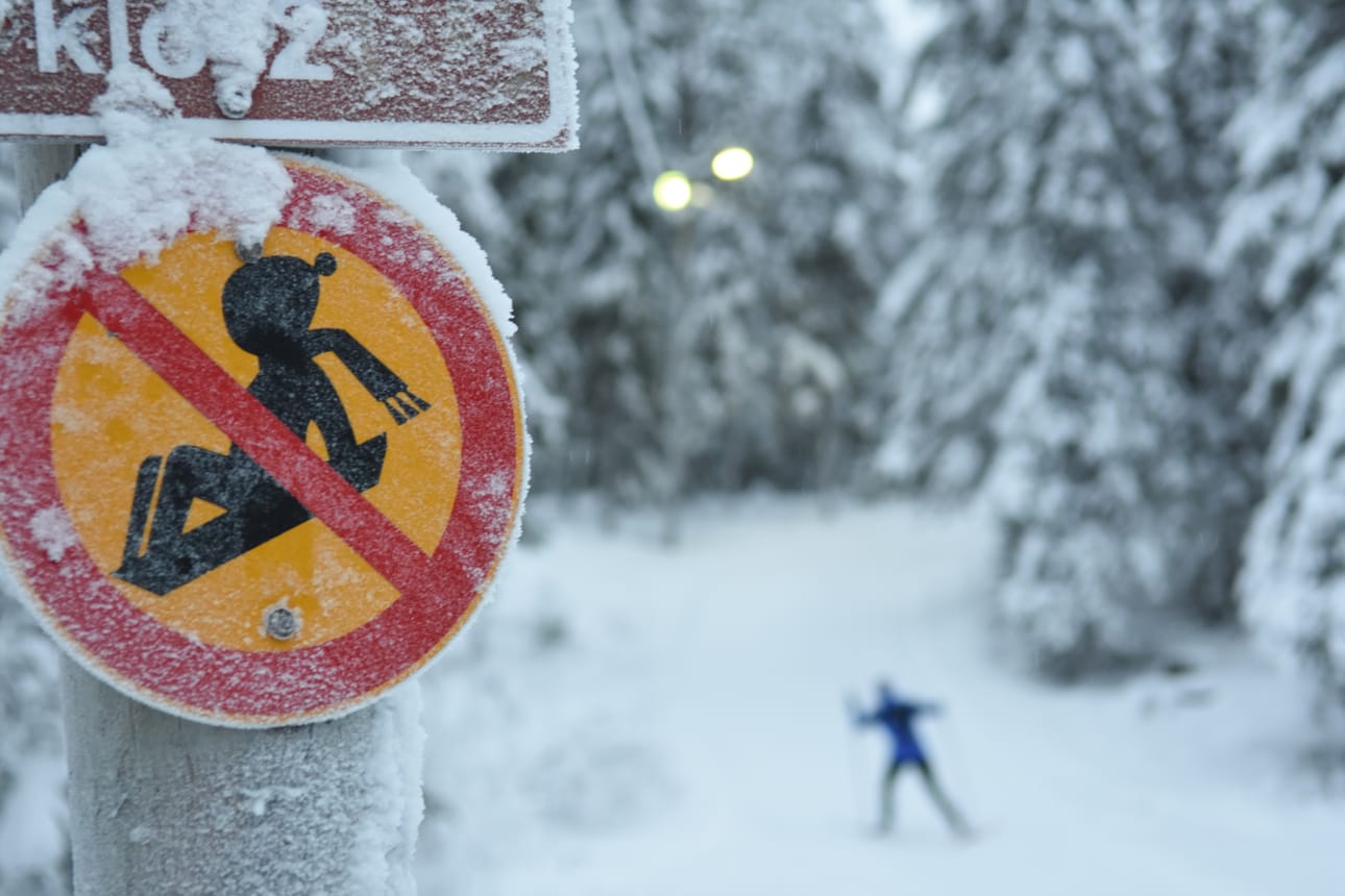 Keskustelu laturaivosta sai alkunsa, kun hiihtäjä uhkaili pulkalla latupohjaa laskenutta lasta ja naista. Kyltti kieltää mäenlaskun, mutta hiihtäjän reaktio oli kohtuuton. Kuvassa hiihtävä henkilö ei liity tapaukseen.