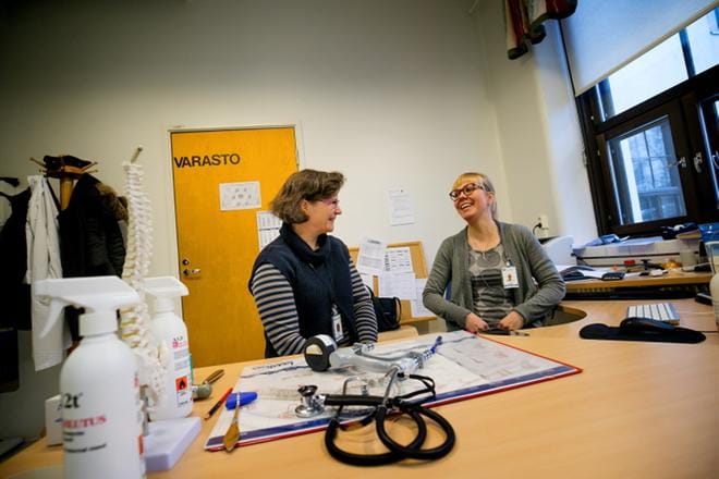 Hankkeessa mukana oleva kuntoutusohjaaja Heli Hauta (vas.) ja osa-aikainen työterveyslääkäri Janina Yliluoma pyrkivät löytämään asiakkaille erilaisia kuntoutusvaihtoehtoja, joiden avulla asiakkaat voisivat palata työelämään. KUVA: JAAKKO ELENIUS