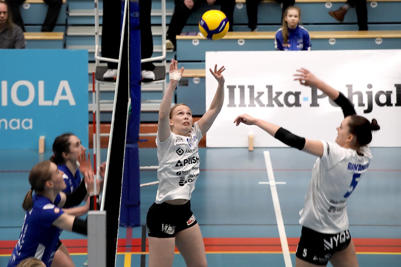 Mila Viljanen passasi Katariina Salmiselle.