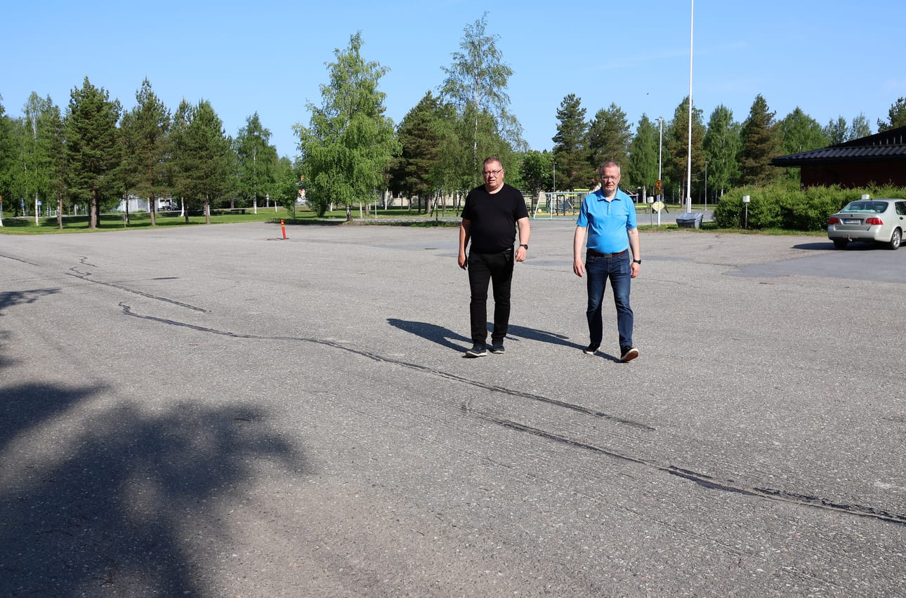 Rehtori Ari Honkanen ja tekninen johtaja Matti Hakola kävelevät alueella, joka suunnitelmien toteutuessa on vuoden kuluttua täysin erinäköinen kuin nyt.