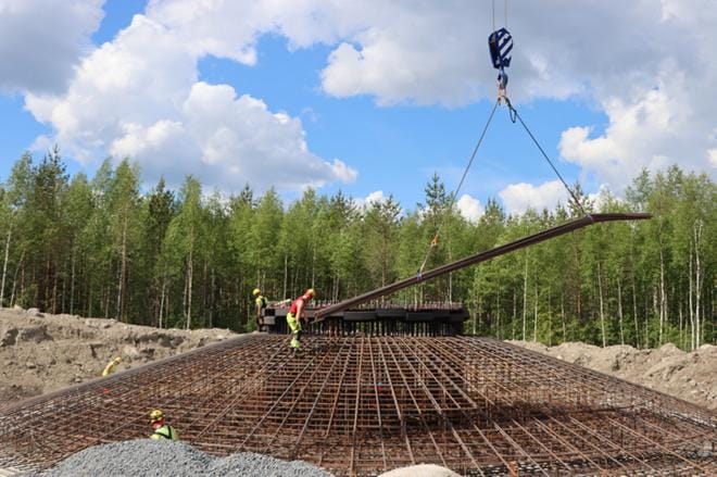 Turbiinien perustus muistuttaa lentävää lautasta. Pulttikehä toimii voimalatornin kiinnityskappaleena ja se jakaa voimalan painon koko perustuksen alalle. Kuva: Riikka Ilmonen