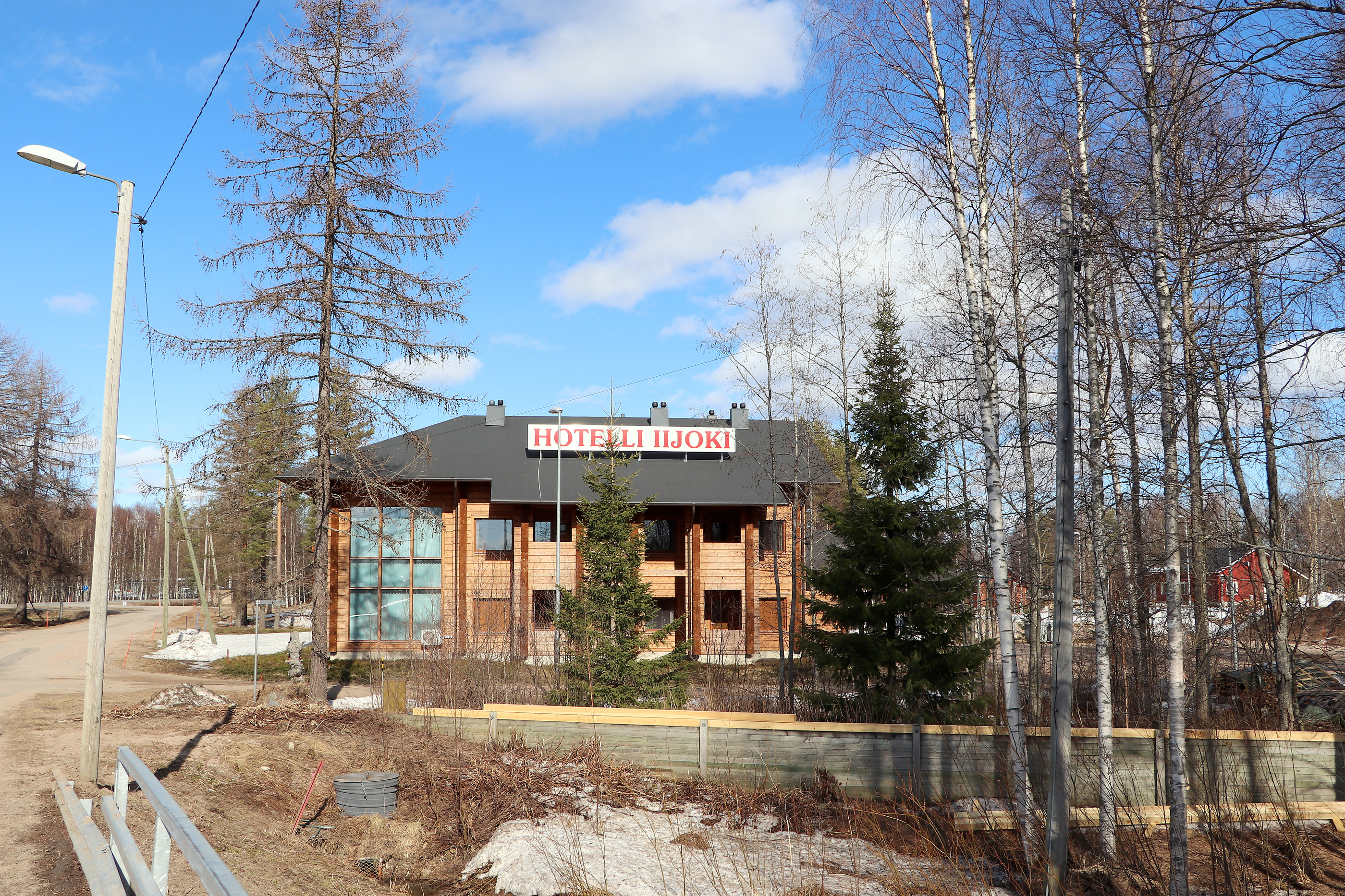 Tulvasuojelutoimenpiteitä on tehty alavilla mailla oleville kiinteistöille. Tulvasuojaan on kaiken varalta saarrettu muiden muassa Karhukunnaan Hotelli Iijoki.