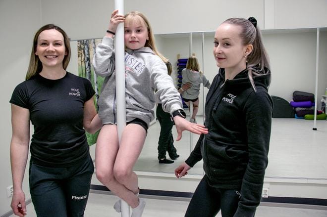Marianne Katila (vasemmalla) ja Aliina Reinilä sanovat, että tankotanssi ei ole niinkään voimalaji vaan tekniikkalaji. Kauhajoella lasten ryhmässä on mukana viisi alle kymmenvuotiasta tyttöä, joista yksi on Emmi. Kuva: Jorma Havula