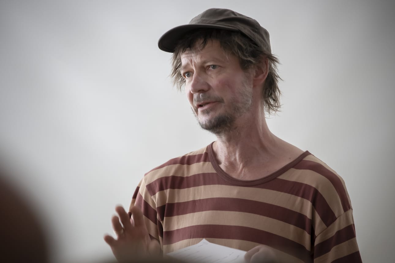 Juha Hurme on kirjoittanut pienoisnäytelmän Hailuodossa asuneesta Ilmari Kiannon jalkavaimosta Siviä Karpista. Ryhmä Koskenniskan esitys nähdään J.L. Suomelan pihalla. Näyttämöllä ovat Maija Yrjölä, Matti Halmetvaara, Pasi Lappalainen ja Oona Jama.